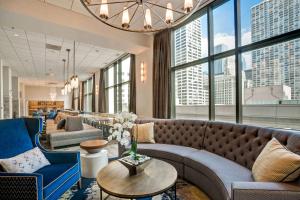 芝加哥Homewood Suites by Hilton Chicago Downtown的大堂配有沙发、椅子和窗户。