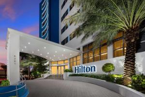 迈阿密海滩Hilton Cabana Miami Beach Resort的前面有棕榈树的建筑