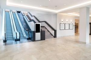 霍利希尔顿伦敦盖特威克机场酒店的大楼里带自动扶梯的大厅