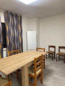 ElmasCasa Ilaria的配有木桌、椅子和白板的房间