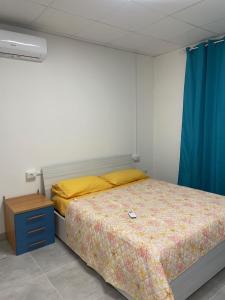 ElmasCasa Ilaria的一间卧室配有床和蓝色窗帘
