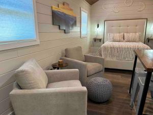 布赖森城Blissful Nook Tiny Home ~ Cozy Retreat w/ Hot Tub; near Town and Deep Creek的客厅配有沙发和1张床