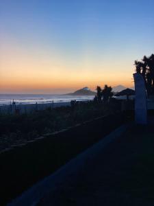 萨夸雷马Casa do Point的远方的山 ⁇ ,海上的日落