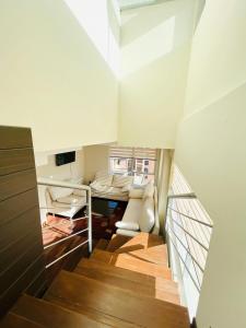 拉巴斯Confortable y Amplio Apartamento Duplex en zona céntrica de Calacoto的楼梯通往带一张床和书桌的房间