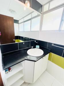 拉巴斯Confortable y Amplio Apartamento Duplex en zona céntrica de Calacoto的一间带水槽和窗户的浴室