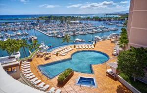檀香山威基基普林斯酒店的码头旁的大型游泳池,设有船只