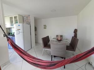 维拉维尔哈Casa pertinho da praia com piscina, wifi;的带吊床、桌子和冰箱的厨房