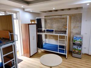 河内3BT home的客房设有两张双层床和一张桌子。