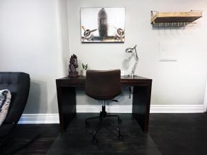 伦敦Stylish Boutique Studio的一张桌子、椅子和墙上的灯