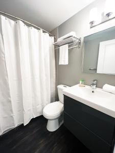 伦敦Stylish Boutique Studio的浴室配有白色卫生间和盥洗盆。