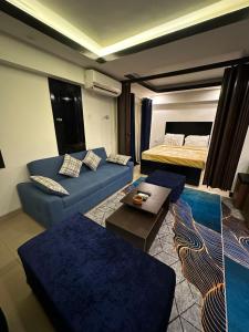 沙姆沙伊赫Villa Silia的客厅配有蓝色的沙发和床。