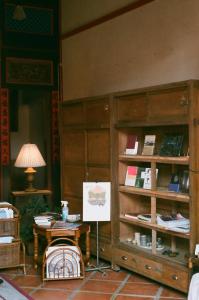 金湖镇序室 Narrative的一间设有桌子和书架的房间