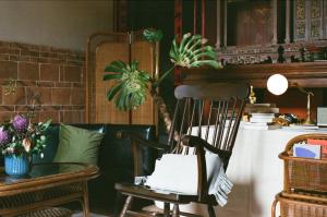 金湖镇序室 Narrative的一间房间,配有椅子和桌子,种植了植物