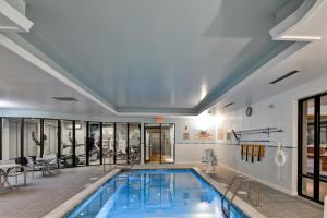 弗洛伦斯辛辛那提机场南春丘套房酒店的游泳池,位于带游泳池的建筑内