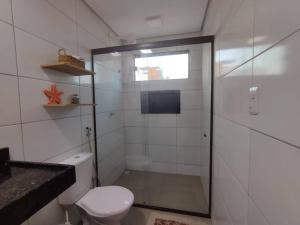 路易斯科雷亚Chaleville 2301, Praia do maramar, luis correia的一间带卫生间和玻璃淋浴间的浴室