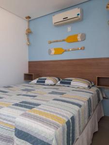 路易斯科雷亚Chaleville 2301, Praia do maramar, luis correia的一间卧室配有带条纹被子的床