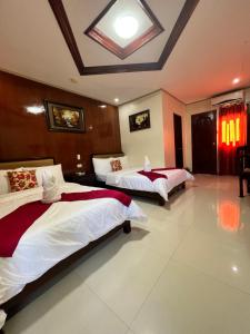 公主港马里亚菲酒店的一间卧室设有两张床和天花板
