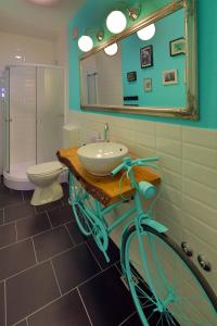 马卡尔斯卡埃尔达公寓的一间带水槽的浴室和一台位于柜台上的自行车