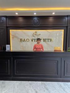 下龙湾Sao Việt HTH Hotel的女人站在壁炉的展示后面