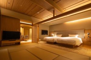 彦根市Biwafront Hikone的一间卧室配有一张大床和一台平面电视