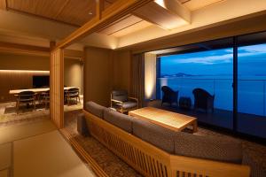 彦根市Biwafront Hikone的带沙发的客厅,享有海景