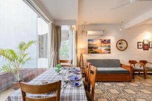 果阿旧城HideAway 1BHK, Parra, North Goa (STU)的客厅配有桌子和沙发