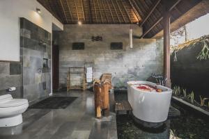 乌布Luwak Estate的带浴缸和卫生间的浴室。