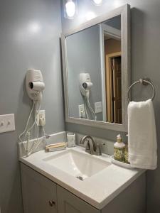 查塔努加Downtown Home in Chattanooga的一间带水槽和镜子的浴室