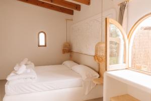 坎波斯Claudia by Nura的客房设有床和窗户。