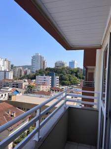 约恩维利Loft no centro de Joinville的市景阳台