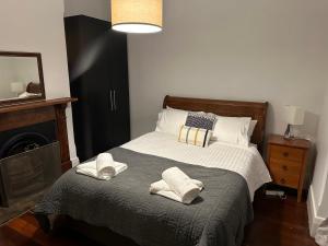 阿德莱德Glenelg House的一间卧室配有一张带两个枕头的床