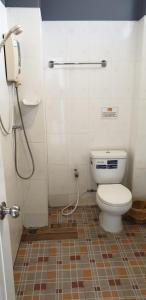 Ban NuaMoon Travel Phangan的一间带卫生间和淋浴的浴室