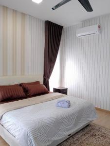 普特拉贾亚Pinevalley Homestay Putrajaya Presint 12的卧室配有白色的床和窗户