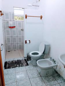 Natividade da SerraHostel Rural Família Mulareks的一间带卫生间和水槽的浴室