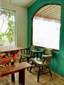 Natividade da SerraHostel Rural Família Mulareks的配有桌椅和窗户的房间