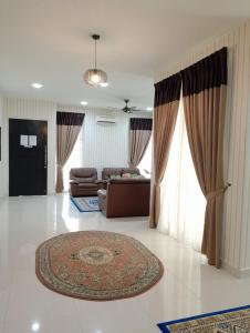 普特拉贾亚Juniper Homestay Putrajaya Presint 11的带沙发和地毯的客厅