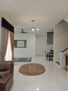 普特拉贾亚Juniper Homestay Putrajaya Presint 11的客厅配有沙发和桌子