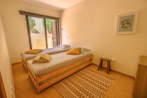 圣港Pedra do Jota的一间卧室设有一张床和一个大窗户
