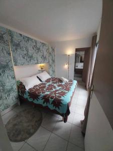 帕皮提Leili Home - Papeete的一间小卧室,配有床和地毯