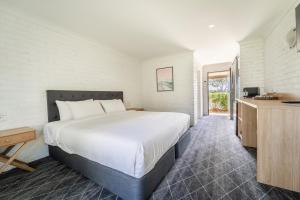 蚬壳港湖景汽车旅馆的卧室设有一张白色大床和一扇窗户。