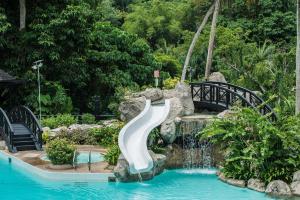 山打根沙巴大酒店的主题公园游泳池的水滑梯