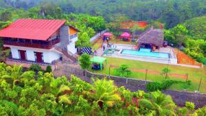 贝鲁沃勒Villa Cinnamon Nature的享有带游泳池的房屋的空中景致