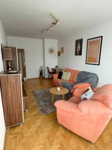 普罗夫迪夫City Garden Apartment的客厅配有两张沙发和一张桌子