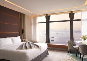 香港One-Eight-One酒店及服务式住宅的酒店客房设有一张床和一个大窗户