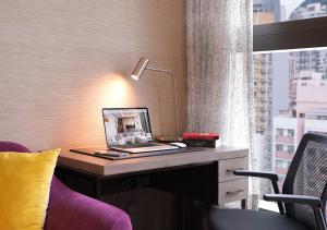 香港One-Eight-One酒店及服务式住宅的窗户房间里一张桌子上的笔记本电脑