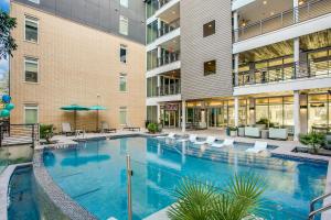 圣安东尼奥Lush Downtown Condo on RiverWalk #1100的一座大型游泳池,位于酒店大楼内