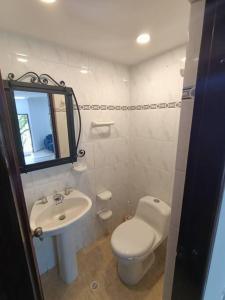 麦德林Casa Campestre Poblado para 8的浴室配有白色卫生间和盥洗盆。