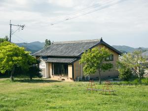 Shimo-ōzu范冰冰 ファン・ビンビン的院子里有两把凳子的房子