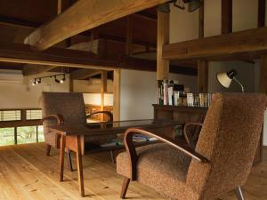 Shimo-ōzu范冰冰 ファン・ビンビン的一间带木桌和椅子的用餐室