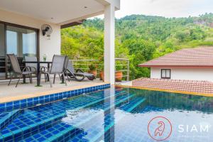 苏梅岛Chaweng Hill Apartment 2Br & Private Pool的山景别墅 - 带游泳池